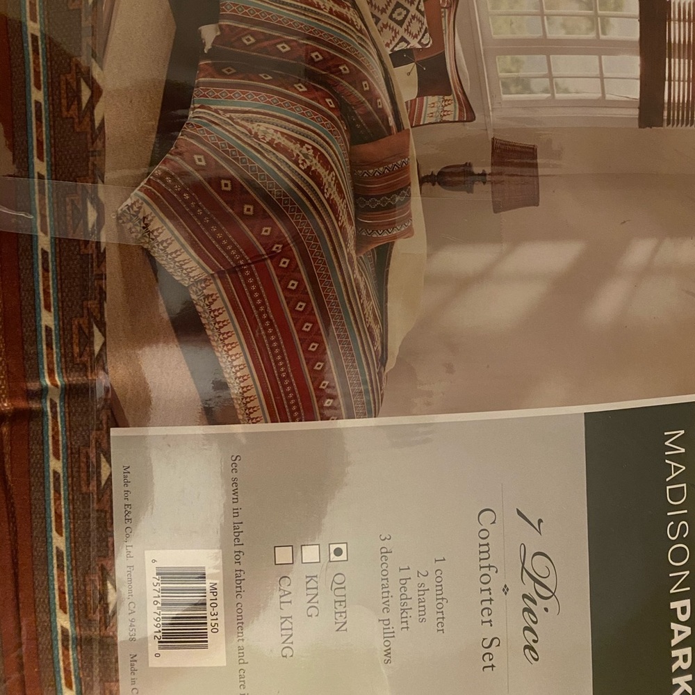 Western Comforter Set. Seven pieces.
